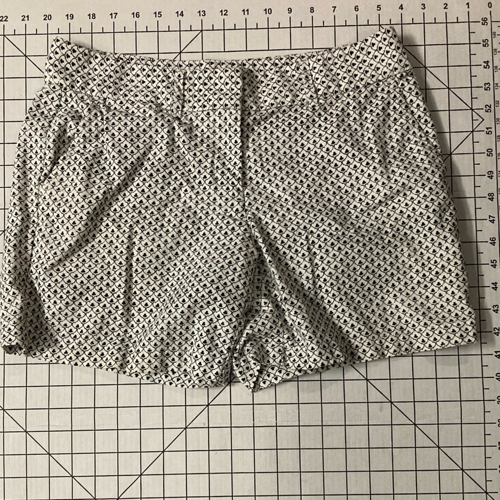 Ann‎ Taylor LOFT Women’s Size 4 Black/White Spade Print Shorts